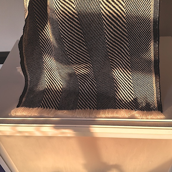 NWOT!!Beautiful Black and Cream Scarf /Wrap with Fringe - Picture 4 of 4